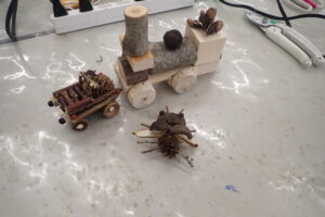 木の枝や木の実で作った車や昆虫