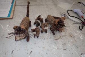 マツボックリで作った猫たち