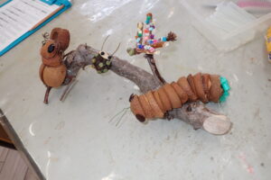 カラフルにビーズを付けた虫たち