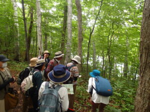 ガイドの話を聞く参加者