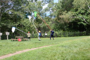 捕虫網を持った子どもたち