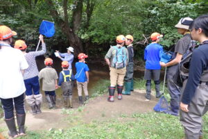 さかな組の調査の方法を聞く子ども