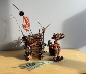 木の枝やマツボックリやドングリで作ったハロウィンのオブジェ