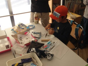 トンボの標本を作る子ども