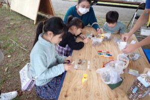 ミニ標本作りを楽しむ子供