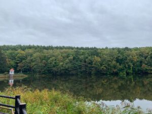 池と赤い屋根の取水塔