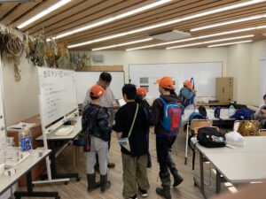 トンボの先生を囲む子どもたち