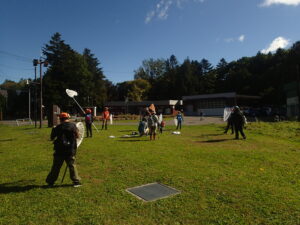 トンボの調査をする子どもたち