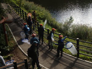 トンボの調査をする子どもたち