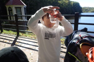 トンボの採卵する子どもたち