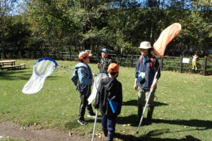 トンボの調査をする子どもたち