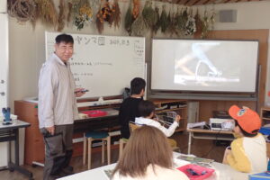 トンボの講義を聞く子ども