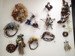 ドライフラワーやマツボックリで作ったさまざまなリース