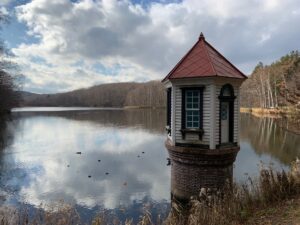 池と赤い屋根の取水塔