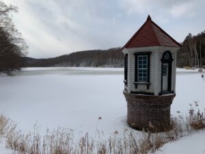 赤い屋根の取水塔と凍った池