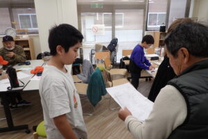 ポスター作りをする子ども