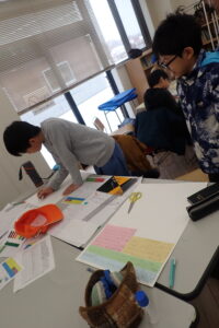 ポスター作りをする子ども