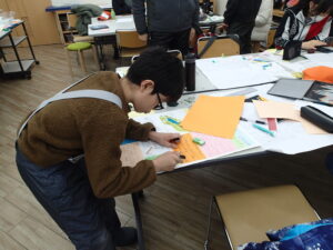 ポスター作りをする子ども