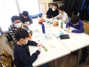 ポスター作りをする子ども