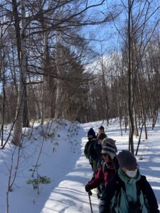 スノーシューをする人たち