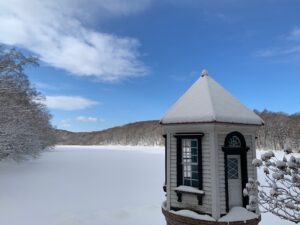 屋根に雪が積もった取水塔