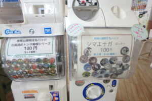 シマエナガの缶バッジのガチャガチャ