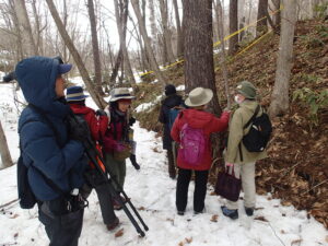 ナニワズの観察をしている参加者とガイドボランティアさん