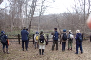 双眼鏡で鳥を見る参加者