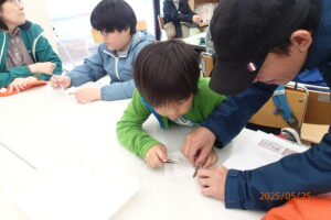 標本を作る親子