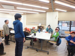 スタッフの話を聞く団員