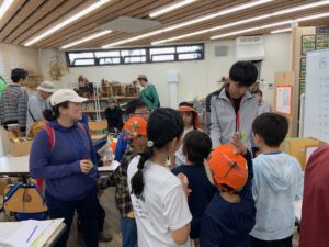 卒業生スタッフを囲む団員