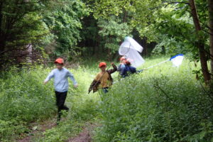 虫網を持って走る子供たち