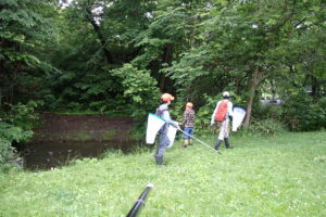 広場でトンボを探す団員
