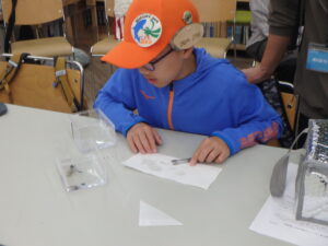 標本の作り方を学ぶ団員