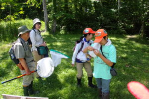 捕まえたトンボを手に持った子供