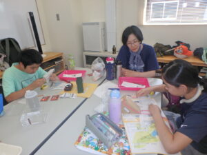 標本を作る子どもたち