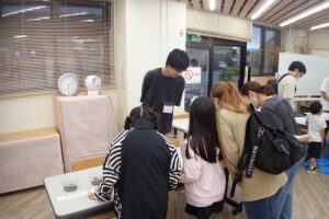 「オオルリオサムシ」を見る子供たち