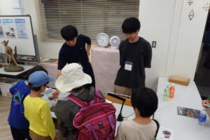 「オオルリオサムシ」を見る子供たち