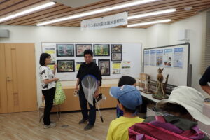 展示を見る来園者