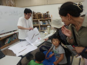 ヤツメウナギの研究の話を聞く親子