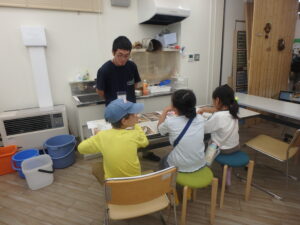 サケ科の魚の塗り絵ができるコーナー