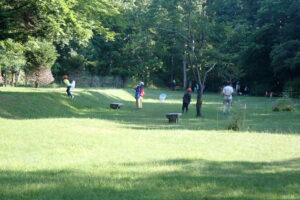 広場でトンボを探す団員