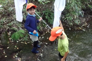 川に入ってトンボとりする団員