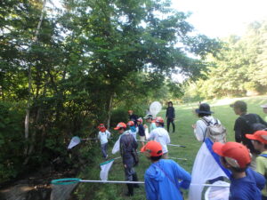 川を見て歩く団員たち