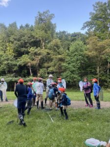 スタッフから説明を受ける団員達