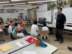 トンボの講師から話を聞く団員