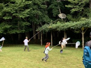 オニヤンマを追いかける子供たち