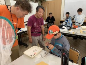 トンボの先生に標本作りを教えてもらう子供