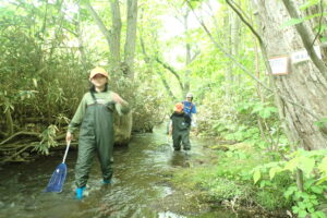 魚とりをする子供