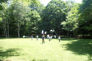 トンボとりする子供たち